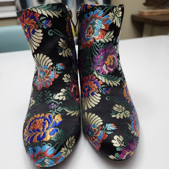 Beautiful embroidered boot - Picture 3 of 8